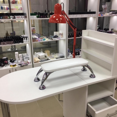 Маникюрный стол, закругленный