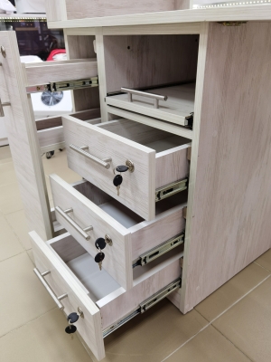 Маникюрный стол с карго, серый с оттенком коричневого цвета