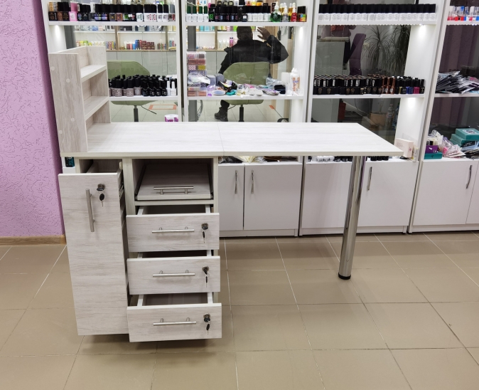 Маникюрный стол с карго, серый с оттенком коричневого цвета